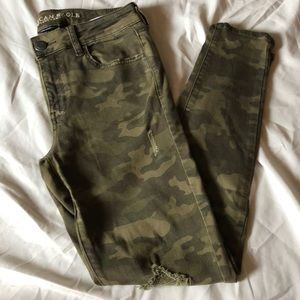 Camouflage print distressed jeggingns